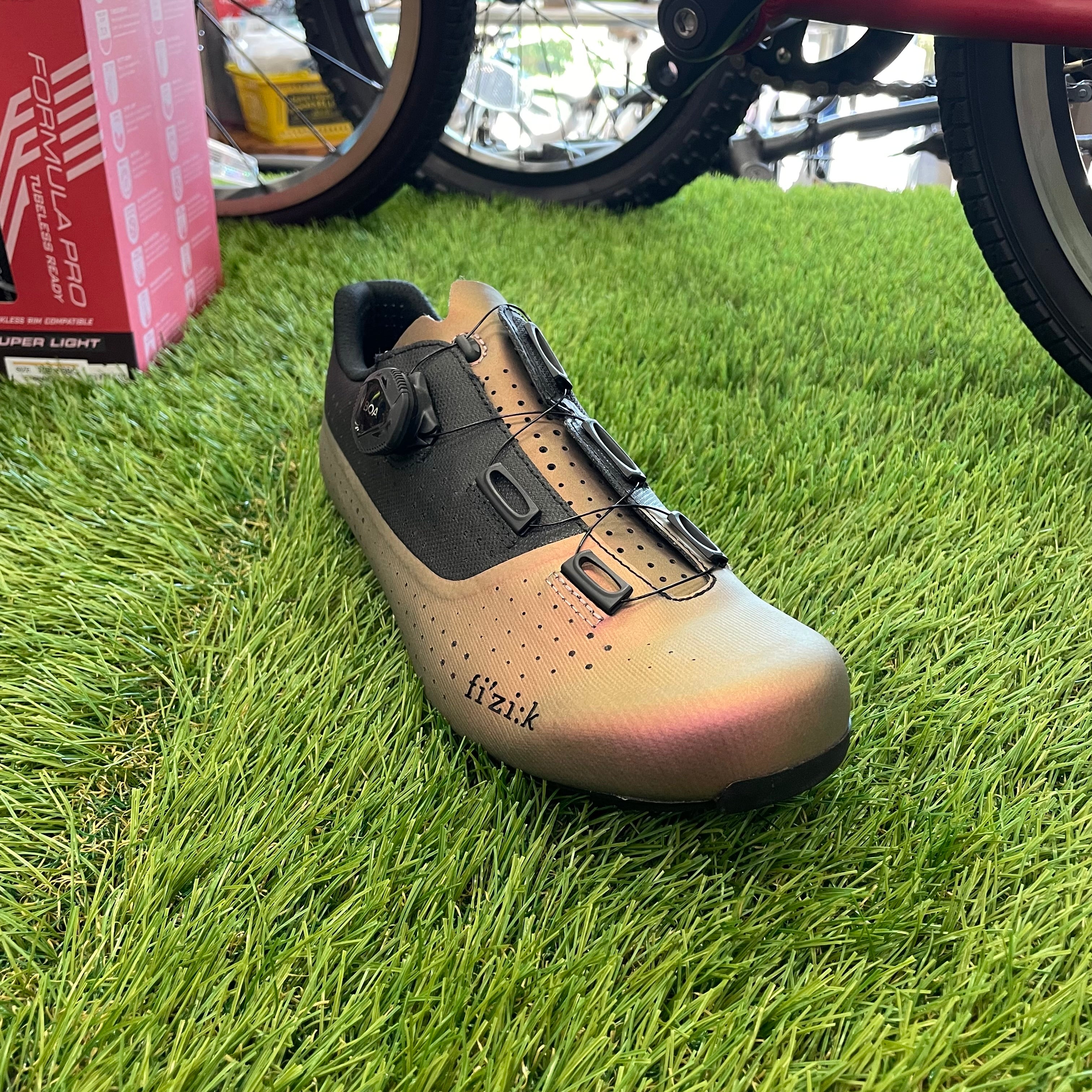 フィジークR4 TEMPO OVERCURVE IRIDESCENT WIDE