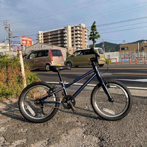 ZIT 16 Matt Navy - ジット16 マットネイビー 軽量キッズバイク 夕暮れ撮影 - 高知の自転車専門店 Cycling Shop ヤマネ